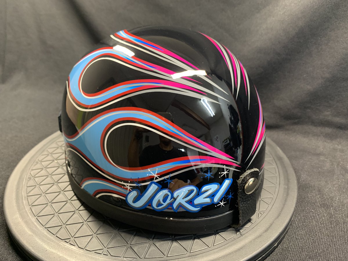 nurisikazuma's tweet photo. 🏁✨ヘルメットペイント完成✨🏁
今回は、見本デザインをもとにフルオーダーで制作し、文字も入れさせていただきました✨
#エアブラシ #ヘルメットペイント #カスタムペイント #エアブラシアート #GELART #エアブラシGELART https://t.co/n3LvM9L4Iq