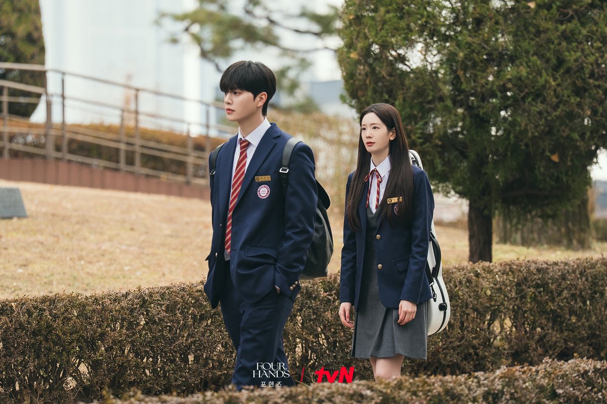 CJnDrama's tweet photo. 🎹 피아노 전공 강비오X최정요
🎻 비올라 전공 홍재인

예술고 청춘 로망 제대로 자극하는💙
세 동갑내기의 학교 생활📚✨

화음처럼 얽힌 청춘들의 우정과 성장 <포핸즈>
8/29 [토] 밤 9:10 첫 방송 | tvN

#tvN #포핸즈 #FourHandsTwoSonatas
#송강 #이준영 #장규리
#즐거움엔20tvN #스트리밍은TVING https://t.co/pGaXVoMhUA