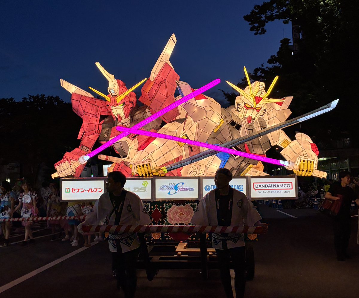 oricon_anime_'s tweet photo. 『ガンダムSEED』✕青森ねぶた祭
フリーダム＆ジャスティスが登場（7日まで）
https://t.co/OoiQYZWgNJ

「ポロショコラ」などご当地お菓子とのタイアップ商品、ポップアップショップも展開 https://t.co/zkRSMhb4dv