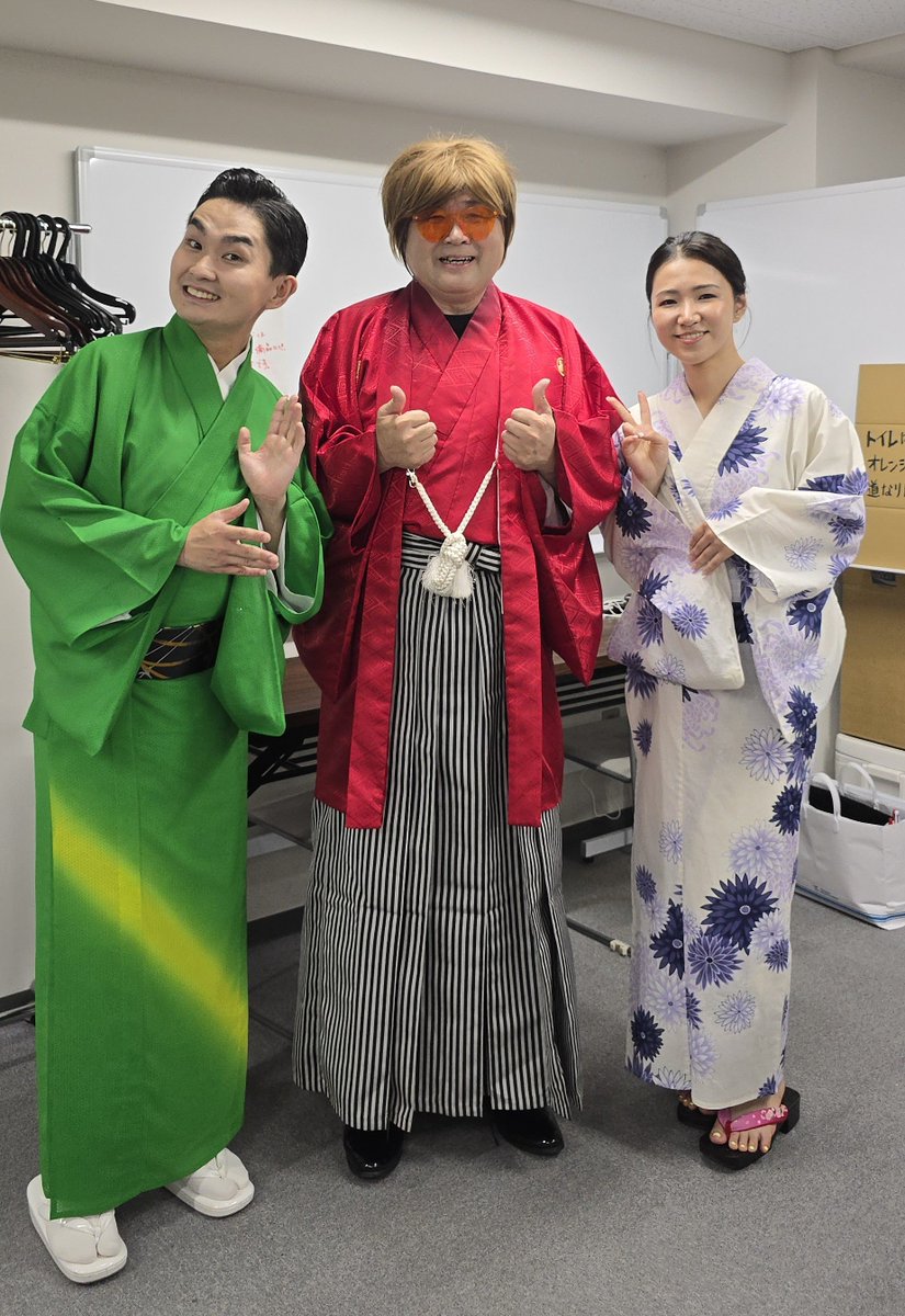 sakumahideki's tweet photo. さいたま新都心けやき広場での
NACK　KEYAKI ON-DO
歌謡ステージに出演させていただきました。

楽屋ではかまの正しい着方がわからないでいると、なんと彩青さんが｢私でよければ｣と言って着付けて下さいました。本当に優しい方です。浦和、熊谷に続き三回目のご一緒でした。歌声もトークも素晴らしくこれからの演歌界をリードしていく存在だと思います。

田中あいみさんはイオン吉川美南や、浅草ヨーロー堂でもお会いした以来、迫力のステージは感動しました。

真田ナオキさんは初めましてでしたが、楽屋の端にいたら｢こちらへどうぞ｣とご自分のスペースを譲ってくださいました。歌声もかっこよすぎで次にモンブランで出るのですが、逃げ帰ろうかと思うほどでした。

いつもは楽屋に芸人さんやお笑いさんがいる事が多いのですが
本物の歌手の方だけの楽屋で、まるで自分が歌手になったような錯覚さえするくらい(笑)、楽しい時間でした。

暑い中見てくださった方、本当にありがとうございました。

#真田ナオキ　さん
#彩青　さん
#田中あいみ　さん
#吹上モンブランHIDEKI