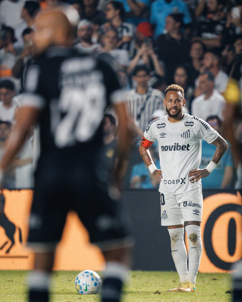 futebol_info's tweet photo. 🚨 Agora! Neymar não tem problemas físicos para o jogo contra o Remo, terça-feira, pela Copa do Brasil. Se o camisa 10 for desfalque, será por conta do leilão beneficente na segunda-feira.

O Santos espera que o astro jogue. O técnico Cuca já deixou a situação nas mãos da diretoria.

Por conta do grande "poder" que Neymar tem no Peixe, a diretoria alvinegra não decidirá sozinha se ele joga. O que vai acontecer é uma conversa da diretoria com Neymar e seu pai para entender se o capitão estará à disposição.

Nos bastidores, o que se fala é: "Neymar tem que jogar. É uma decisão, não tem como ele não ir".

A decisão será tomada amanhã, quando Neymar dirá se jogará ou não. O Santos torce para que o camisa 10 vá para o jogo.

🗞️ Canal @lucas_musetti 
📸 Raul Baretta/SFC