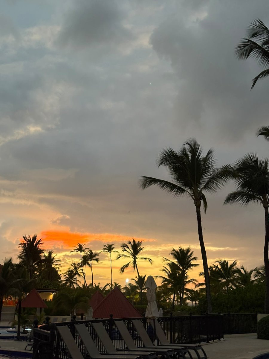 Andres033118's tweet photo. Mi persona favorita, me dedica un atardecer desde punta cana🥰 https://t.co/1iNlfJnXSu