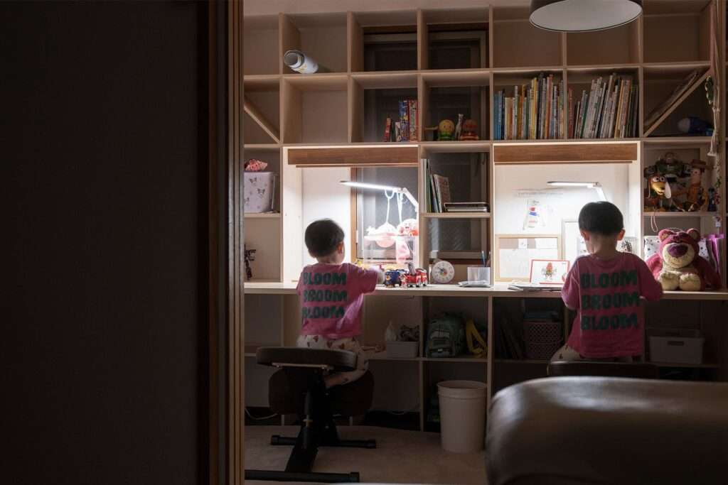 2001_margherita's tweet photo. 【File 1083】未就学児二人のためのカウンター付き本棚

来春小学校へ入学するお子様と、その一つ下のお子様のために、「Shelf カウンター付き本棚」と「Shelf 壁一面の本棚 奥行350mm」を並べて設置いただきました。

今は絵本やぬいぐるみ、おもちゃが並ぶ、お子様たちのお気に入りの場所。学習机として使い始める前から、自分で「しまう・取り出す」が自然と身につく収納として活躍しています。

「Shelf カウンター付き本棚」が学習机として選ばれる理由のひとつは、お子様の成長に合わせて長く使い続けられること。子どもの頃は学習机として、成長後は書斎のワークデスクや壁面収納として。子ども用家具のように使う期間が限られず、暮らしの変化に合わせて役割を変えながら長く使えるのが、大きな魅力です。

https://t.co/QFi9mWwbNK