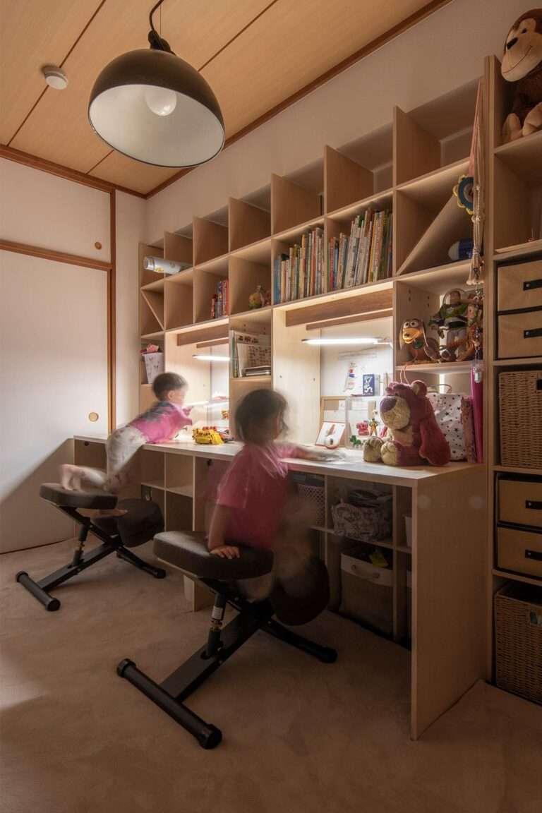 2001_margherita's tweet photo. 【File 1083】未就学児二人のためのカウンター付き本棚

来春小学校へ入学するお子様と、その一つ下のお子様のために、「Shelf カウンター付き本棚」と「Shelf 壁一面の本棚 奥行350mm」を並べて設置いただきました。

今は絵本やぬいぐるみ、おもちゃが並ぶ、お子様たちのお気に入りの場所。学習机として使い始める前から、自分で「しまう・取り出す」が自然と身につく収納として活躍しています。

「Shelf カウンター付き本棚」が学習机として選ばれる理由のひとつは、お子様の成長に合わせて長く使い続けられること。子どもの頃は学習机として、成長後は書斎のワークデスクや壁面収納として。子ども用家具のように使う期間が限られず、暮らしの変化に合わせて役割を変えながら長く使えるのが、大きな魅力です。

https://t.co/QFi9mWwbNK