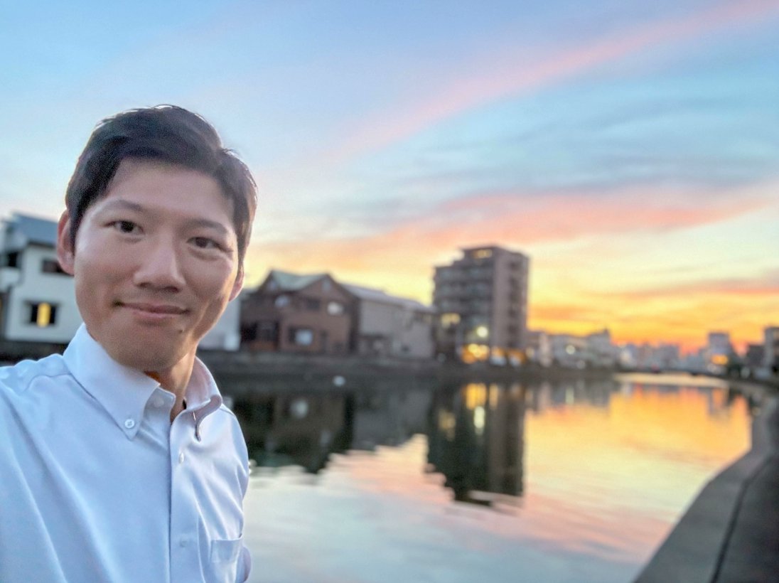 sansei411's tweet photo. 【和歌山市議会議員補欠選挙】

令和8年8月2日、
和歌山市議会議員補欠選挙
が、始まりました。

参政党からは、
森川よしき候補（38歳）が
挑戦しています。

定数3に対し、立候補者は8人。
大激戦となっています。

森川候補が
政治を志したきっかけは、
教師として10年間、
生徒たちと向き合う中で、
多くの若者が進学や
就職を機に和歌山を離れ、
そのまま戻ってこない現実を
目の当たりにしたことでした。

さらに、自身も二児の父となり、
「子どもたちにどのような
　和歌山を残せるのか」を、
真剣に考えるようになりました。

教師という安定した職を辞してまで
挑戦を決意した背景には、

「大好きな和歌山を、
子どもたちが誇りを持って
住み続けられるまちにしたい」
という強い思いがあります。

【森川よしき候補の重点政策】
https://t.co/k8XQQo06QM

和歌山市議補欠選挙は大激戦であり
厳しい戦いです。

和歌山市にご家族やご友人、
お知り合いがいらっしゃる方は、
ぜひ投票の呼びかけや情報の拡散に
ご協力をお願いいたします。