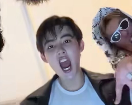 eomeowi's tweet photo. orang yg sm kah??😭😭🤧🤧🤧😫😫 https://t.co/QWaubteZPh