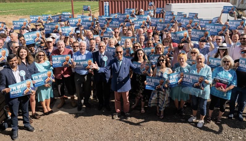 iamcassierowan's tweet photo. I'm with Nigel!" A huge crowd of Reform UK supporters standing strong with Nigel Farage.
Please follow
#ImWithNigel #ReformUK https://t.co/9MPk19Nqw9