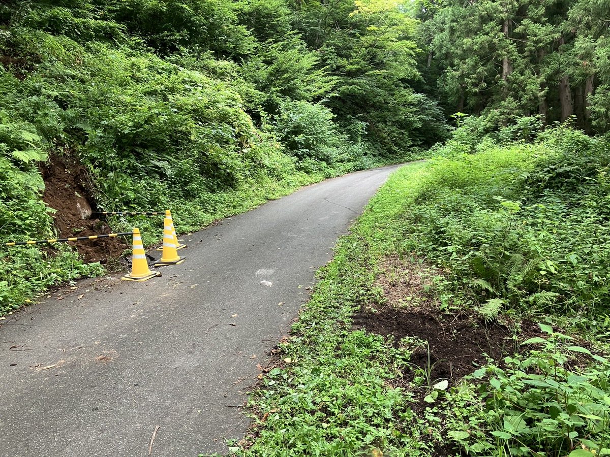 nagano_hokuken's tweet photo. 国道403号（飯山市照岡）で落石による通行止めが発生しております。
新潟方面へ行かれる方は「みゆきのライン」へ迂回してください。

↓落石箇所
https://t.co/Y1NsHybfqP

#通行止め　#道路情報　#国道403号 https://t.co/BgU2GlQ6oM