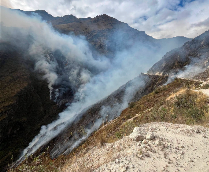 COENPeru's tweet photo. La Municipalidad Distrital de #Pampas (Áncash) realiza la #EDAN tras el #IncendioForestal que se registra en el sector Loma Blanca desde el 1/8, el mismo que se encuentra controlado debido a las condiciones meteorológicas. Al momento no se ejecutan acciones de respuesta dada la lejanía y lo agreste de la zona de emergencia. No se reportan daños a la vida y a la salud de las personas.