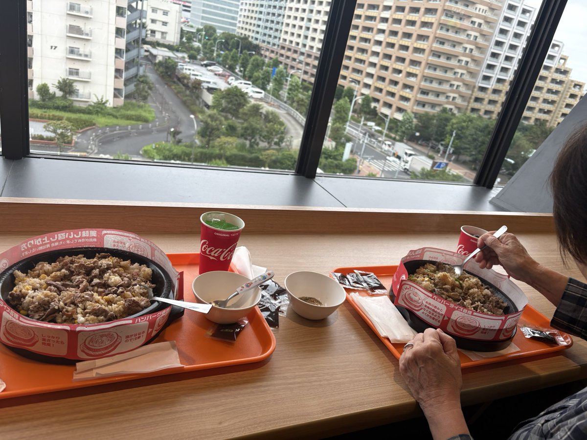 kkcykr's tweet photo. スマホ屋さん終わって
母とペッパーランチ🍙
屯ちんで働いてたこと知ってる人で
ドリンクサービスしてもらった🥤
わぁい https://t.co/PmHAjRYlRV