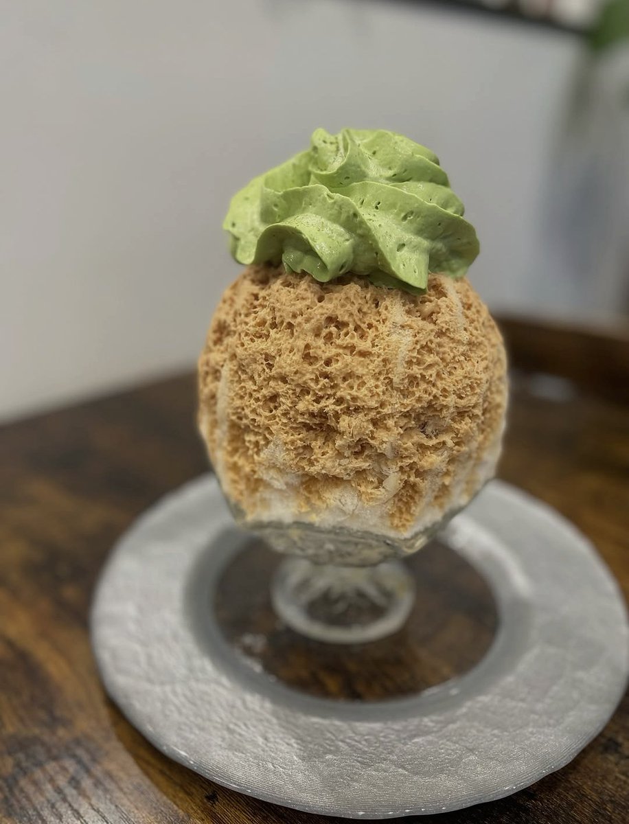 FSGKG_KNZW's tweet photo. 『塩キャラメル抹茶』始まりました✨
自家製塩キャラメルソースを使用したかき氷です🥄
上にはふわふわの抹茶エスプーマ、
中には生クリーム・チョコチップ・ローストアーモンド、
底にはコーヒーゼリー☕
塩キャラメルの甘じょっぱさと抹茶の優しい甘さが相性抜群✨
ぜひ、この機会にご賞味ください✨ https://t.co/VUKS4fQOQu
