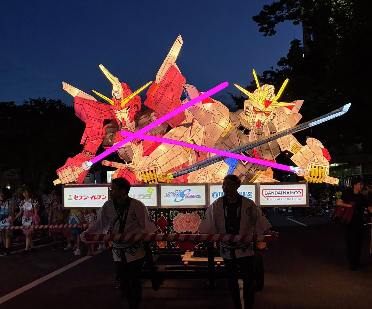 denfaminicogame's tweet photo. 『ガンダムSEED』ねぶたが“青森ねぶた祭2026”に登場。夏の夜に輝くビームサーベルhttps://t.co/AU5ItIhpS1

マイティーストライクフリーダムとインフィニットジャスティスガンダム弐式が青森に立つ。『ちいかわ』『文スト』『メイドインアビス』などのねぶたも運行 https://t.co/kJGUyndicM