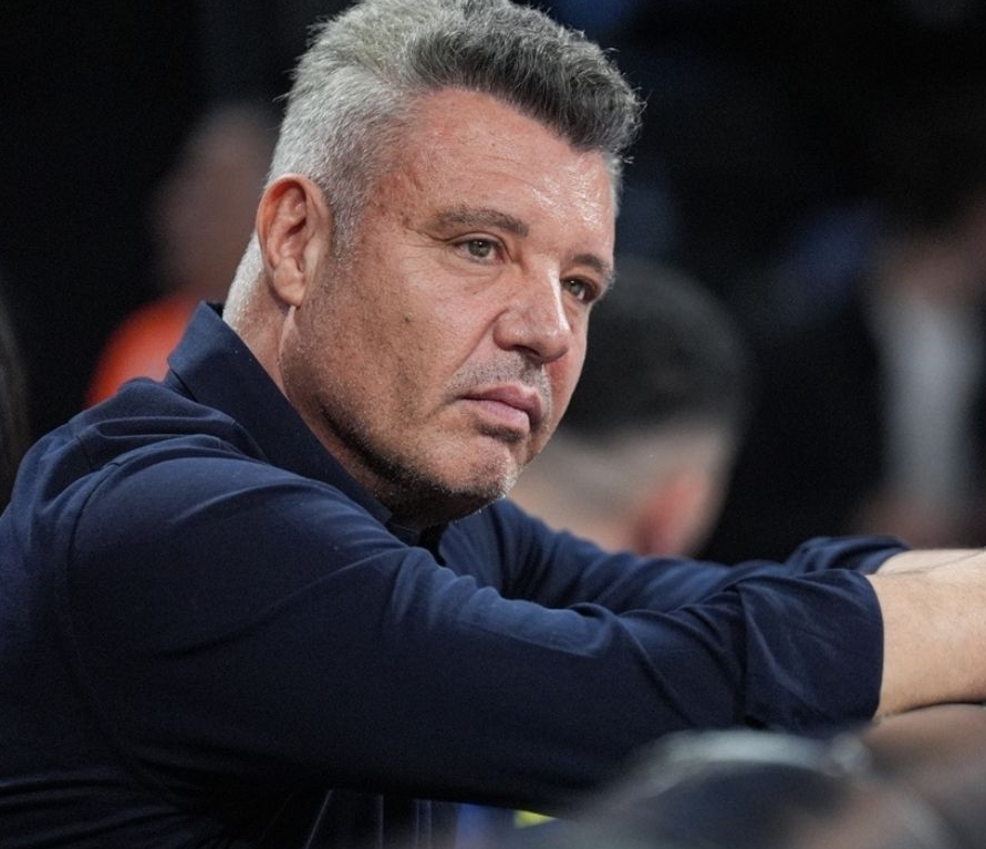 GsGazete's tweet photo. 🗣 Serhat Ulueren: "Sadettin Saran'ın Fenerbahçeli değil Galatasaraylı olduğunu düşünüyorum. Geçen sene yaptığı hatalarla Galatasaray'a şampiyonluk verdi. 3 tane golcüsünü satıp 1 tane golcü almadılar." (Telegol) https://t.co/D71bt7lM9c