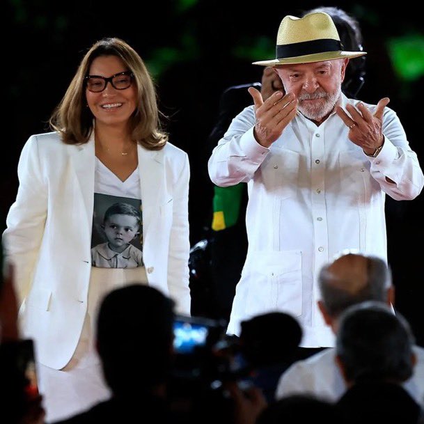 choquei's tweet photo. 🚨BRASIL: Lula diz que gravidez aos 16 anos pode “jogar o futuro fora” e é corrigido por Janja durante discurso: “Ela tem que ter filho quando ela quiser.”. 

A informação é do Poder360. https://t.co/SUC9BGCTYF