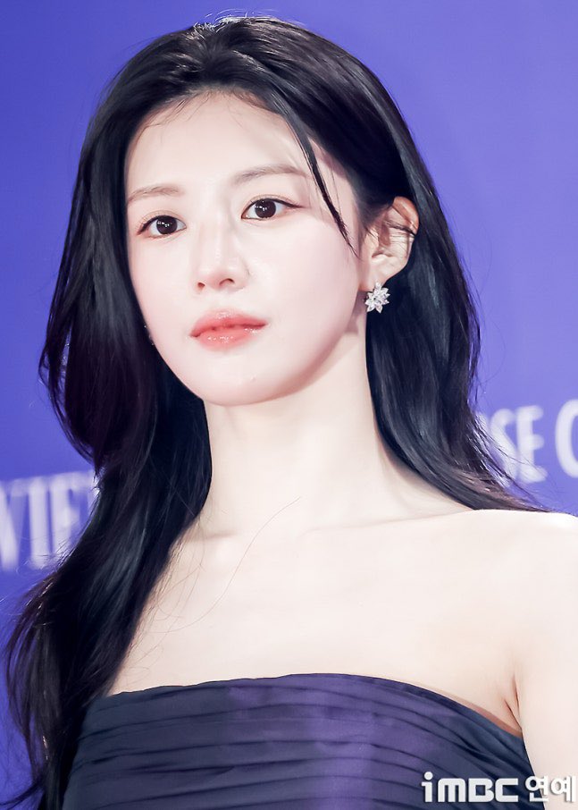 man9o_0v's tweet photo. 기사사진 씹어먹는 미친 미모

#고윤정 #청룡시리즈어워즈 #레드카펫 #청룡레카 #이사통 https://t.co/ayCyewBbNI