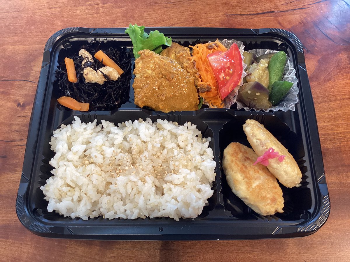 OrganicBento's tweet photo. 8月3日(月)の日替わり弁当は
タンドリーチキン
ツナ入り豆腐バーグ
人参ラペ
ひじきの煮物
ナスとオクラのおかか和え
滋賀県有機低農薬発芽玄米入りごはんです。
#京都 #オーガニック　#自然食  #テイクアウト https://t.co/SPipzC7hVK