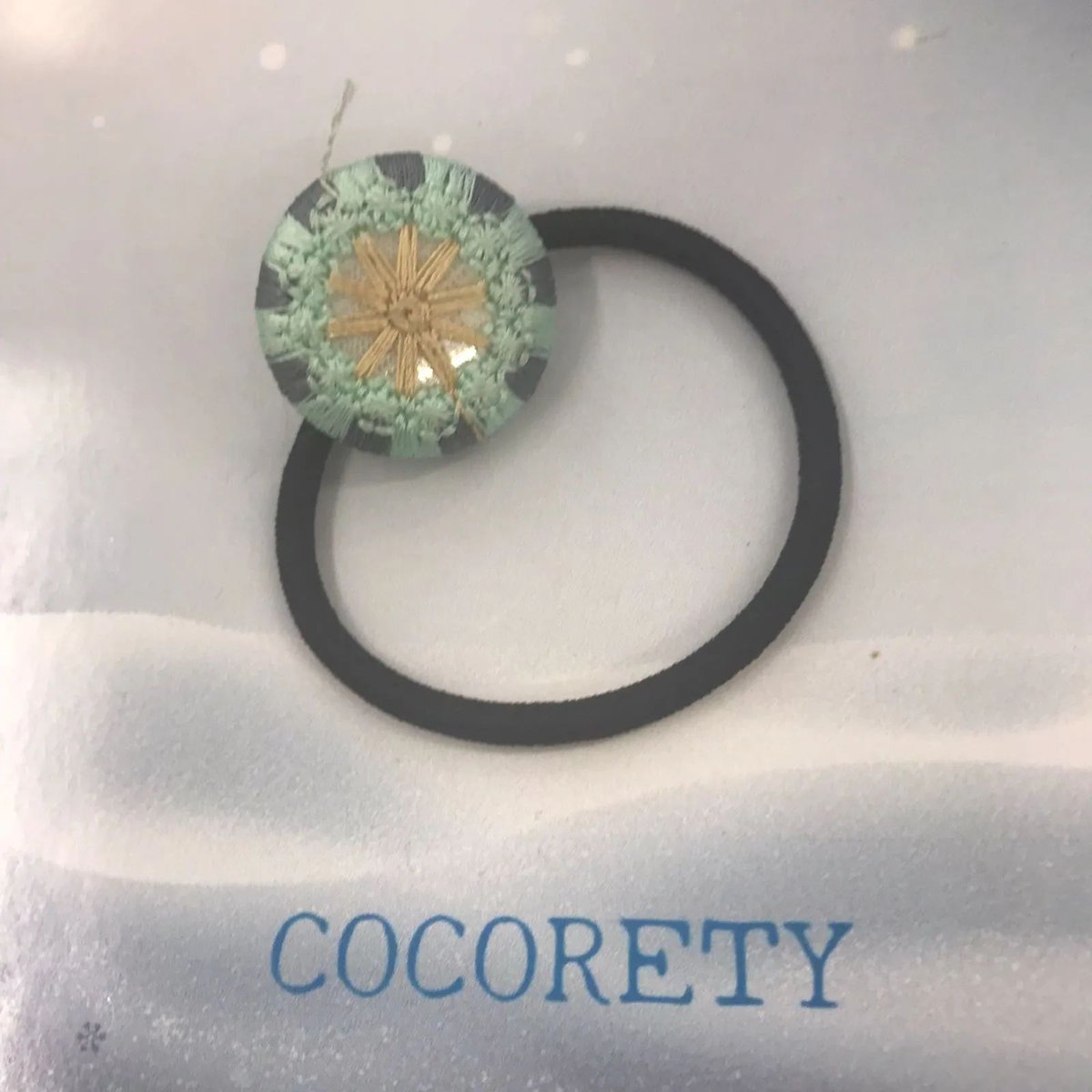 cocorety43's tweet photo. 【障害者ブランド・ココリティ】杏樹作　ヘアアクセサリー　「インド刺繡のヘアゴム（ターコイズ）」NO.5511　H

手刺繍の繊細なミントグリーンとゴールドの華やかな、インド刺繍であしらえたヘアゴムバンドです。 https://t.co/BHUIMrTIuy