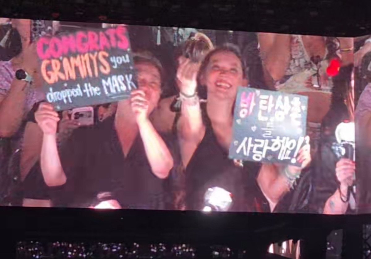 _sgminseven's tweet photo. "THERE ARE NO ALIENS IN MUSIC"
"CONGRATS GRAMMYS YOU DROPPED THE MASK"
"MUSIC IS THE LANGUAGE"
"Who needs a Grammy... when you have ARMY!"

LOVE THIS FANDOM 😭😭😭💜 https://t.co/WjP2HoI1QQ
