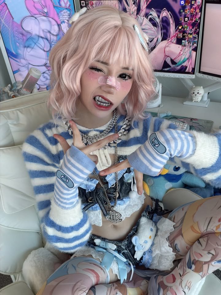 NEETGOONGOD's tweet photo. Err yeah bro the little homie carrying a 9 with grills is definitely JUST your girl's "gay friend"
I mean he was wearing a skirt
So what if his 13 inch pale dick was hanging to his knees and she kept stroking it
They're def just friends and he def only fucks other dudes' asses https://t.co/t7flyK0MO1