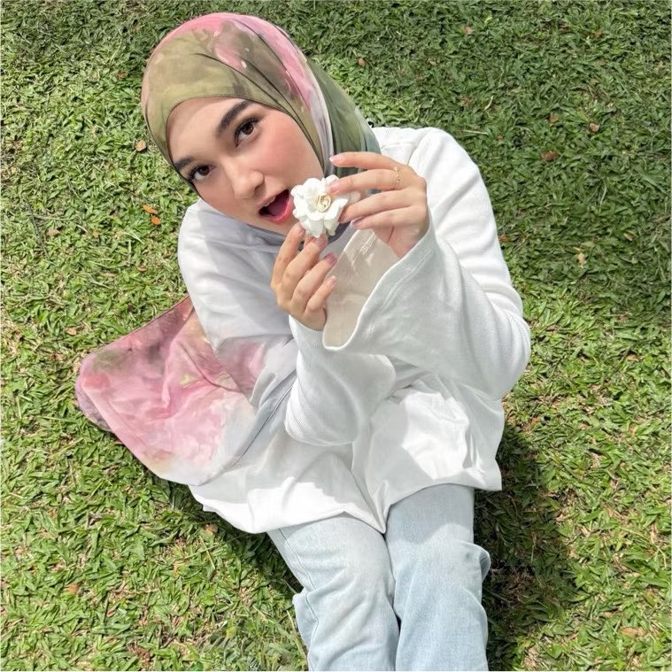 dlaelf67's tweet photo. Pashmina yang bikin outfit polos jadi nggak ngebosenin https://t.co/JD6tNrh4G7