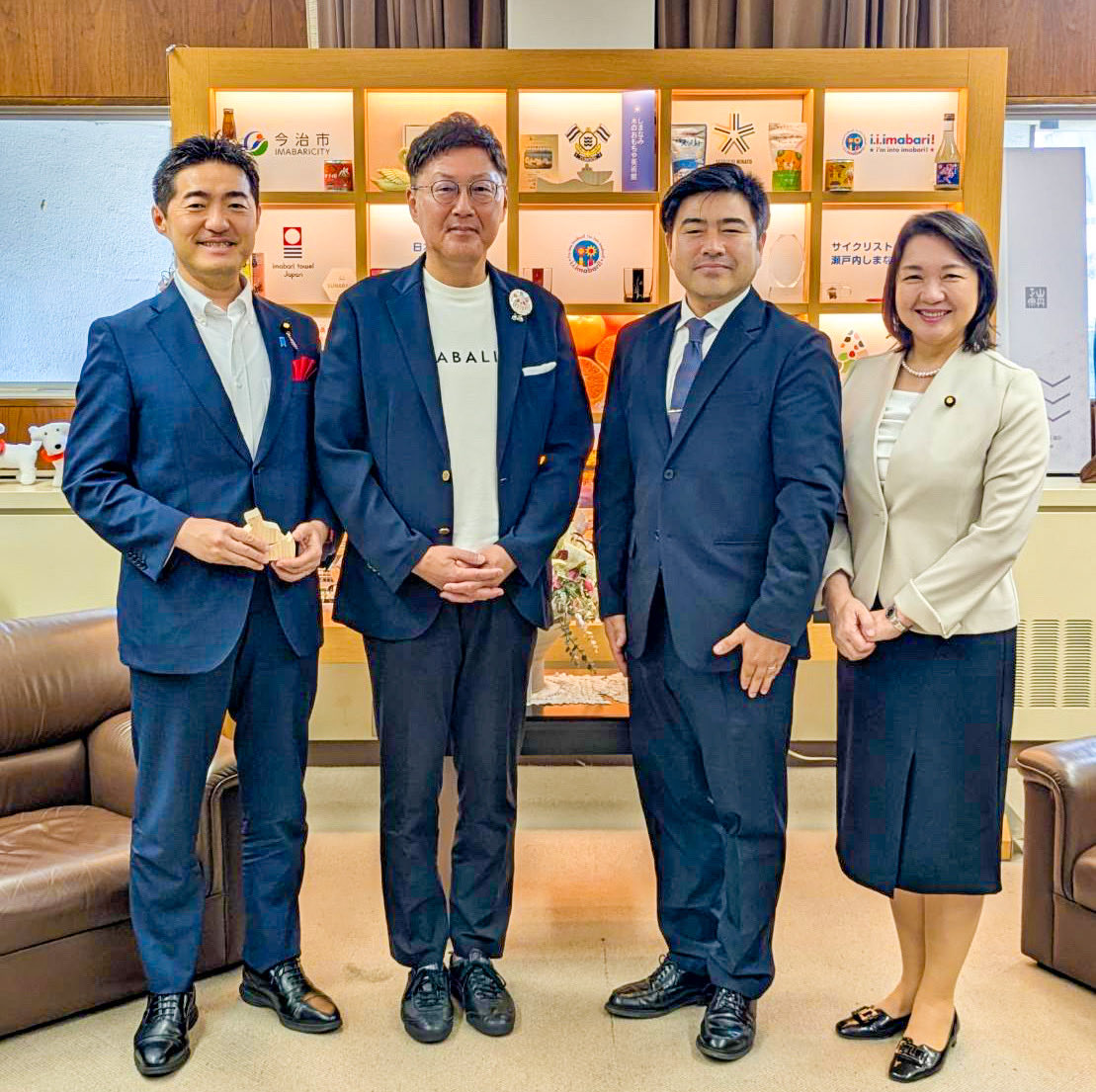 HoL8vx's tweet photo. 🌊 8月1日、公明党の竹谷代表、わたなべ徹・愛媛県青年局次長とともに、今治市を視察しました。

🤝 徳永市長との面談では、今治の地域の魅力と課題や今後の国際都市としての発展について意見交換。国・県・市をつなぐ公明党のネットワークで、現場の声を具体的な政策へつなげていく決意を共有しました。

👧 児童養護施設「あすなろ学園」では、子ども一人ひとりの特性に応じた生活支援、親子関係の調整、家庭復帰や進学・就職まで見据えた自立支援について伺いました。近年は発達障がいや愛着形成に課題を抱える子どもも増え、職員の専門性と人材確保が一層重要になっています。
子供たちの生き生きとした姿とそれを支える職員の皆様の姿が胸に刺さりました。

♻️ 今治繊維リソースセンターでは、今治タオルについて視察。円安、物価高による産業への打撃があります。その中にあっても地域の雇用や新たな価値を生み出す可能性を感じました。

🔥 昨年発生した林野火災の現場も確認しました。災害の教訓を風化させず、平時からの備え、迅速な情報共有、地域防災力の強化につなげることが重要です。

🌱 子ども、産業、環境、防災―課題は異なっても、原点は現場にあります。竹谷代表、わたなべ徹さんと連携し、今治の声を国政へ届け、地域の安心と未来を力強く支えてまいります。

#わたなべ徹
