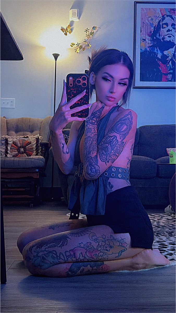 simpsloveme's tweet photo. Being a loser is hot when you’re giving all your money to me 🙈 https://t.co/VEMqsR9zI4