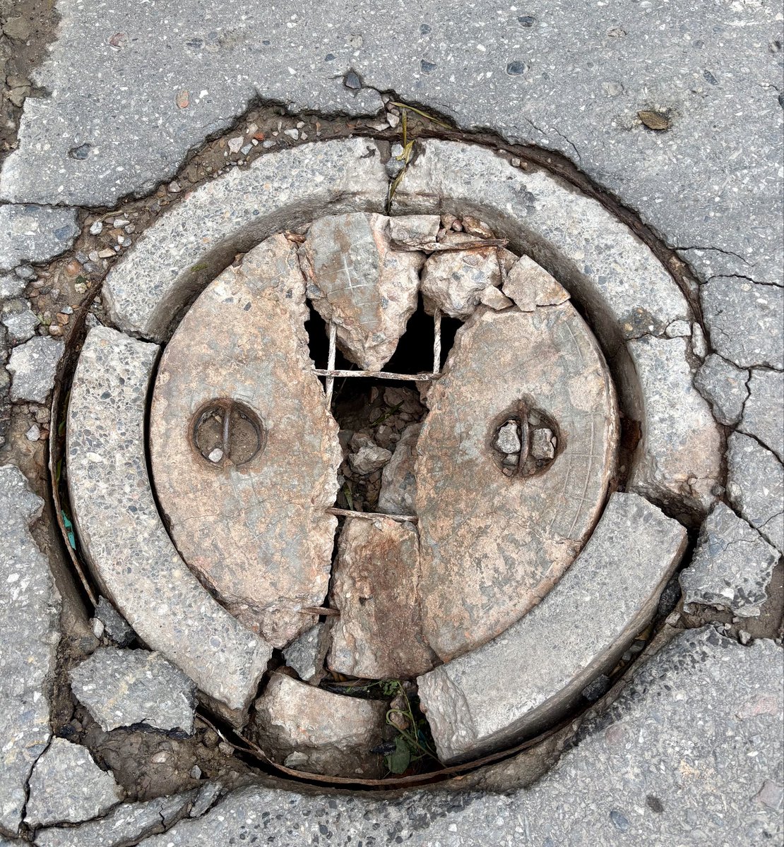 varkarora's tweet photo. this @DelhiJalBoard manhole opposite 62 kiran vihar near karkarduma in East Delhi  needs immediate change . an SOS @p_sahibsingh @LtGovDelhi @gupta_rekha @hdmalhotra https://t.co/RcVIdZwJ5K