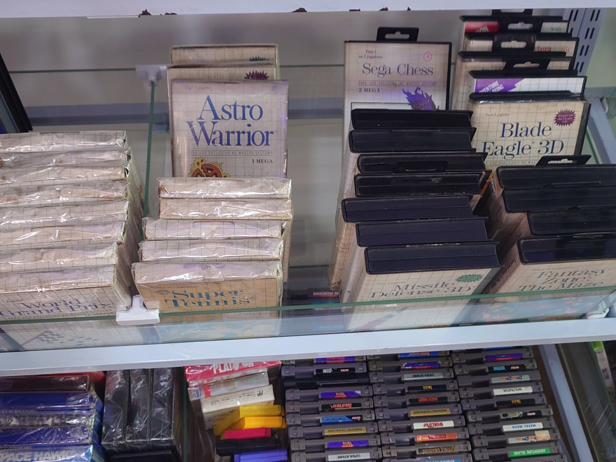 tmf68k's tweet photo. 今日は大会後ゲーム屋さんに連れてってもらいました。
ちょっと前までマスターシステムが現役だったとか凄い。
店頭デモでHDMIのGENESISがあった。
古いものから新しいものまで売っていました。 https://t.co/lCLCtbbb78