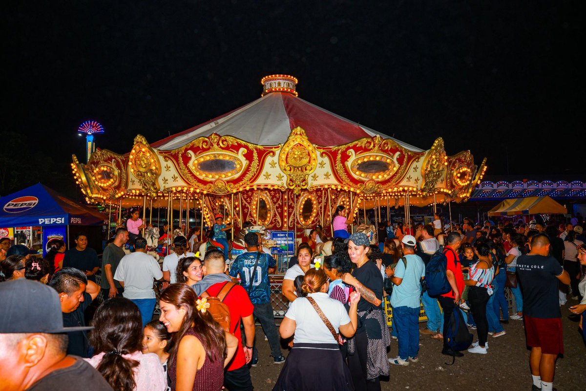 FUERZARMADASV's tweet photo. 🎉🎡🎠 Familias y amigos disfrutan de las Fiestas Agostinas en SívarLand.

Nuestros soldados mantienen presencia y realizan recorridos preventivos en las áreas de mayor afluencia, contribuyendo al resguardo de quienes visitan el parque de diversiones.

#PlanControlTerritorial https://t.co/WVlCdVTo5o