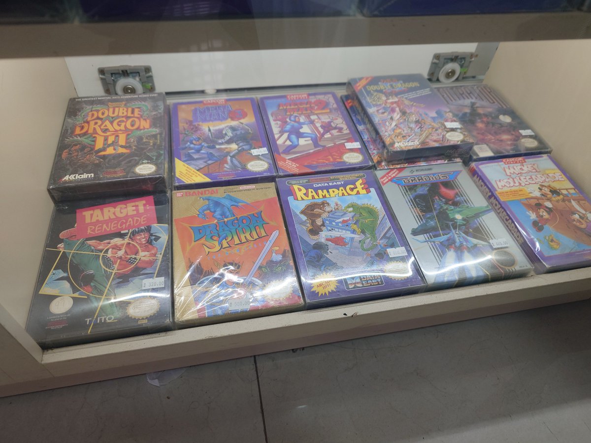 tmf68k's tweet photo. 今日は大会後ゲーム屋さんに連れてってもらいました。
ちょっと前までマスターシステムが現役だったとか凄い。
店頭デモでHDMIのGENESISがあった。
古いものから新しいものまで売っていました。 https://t.co/lCLCtbbb78