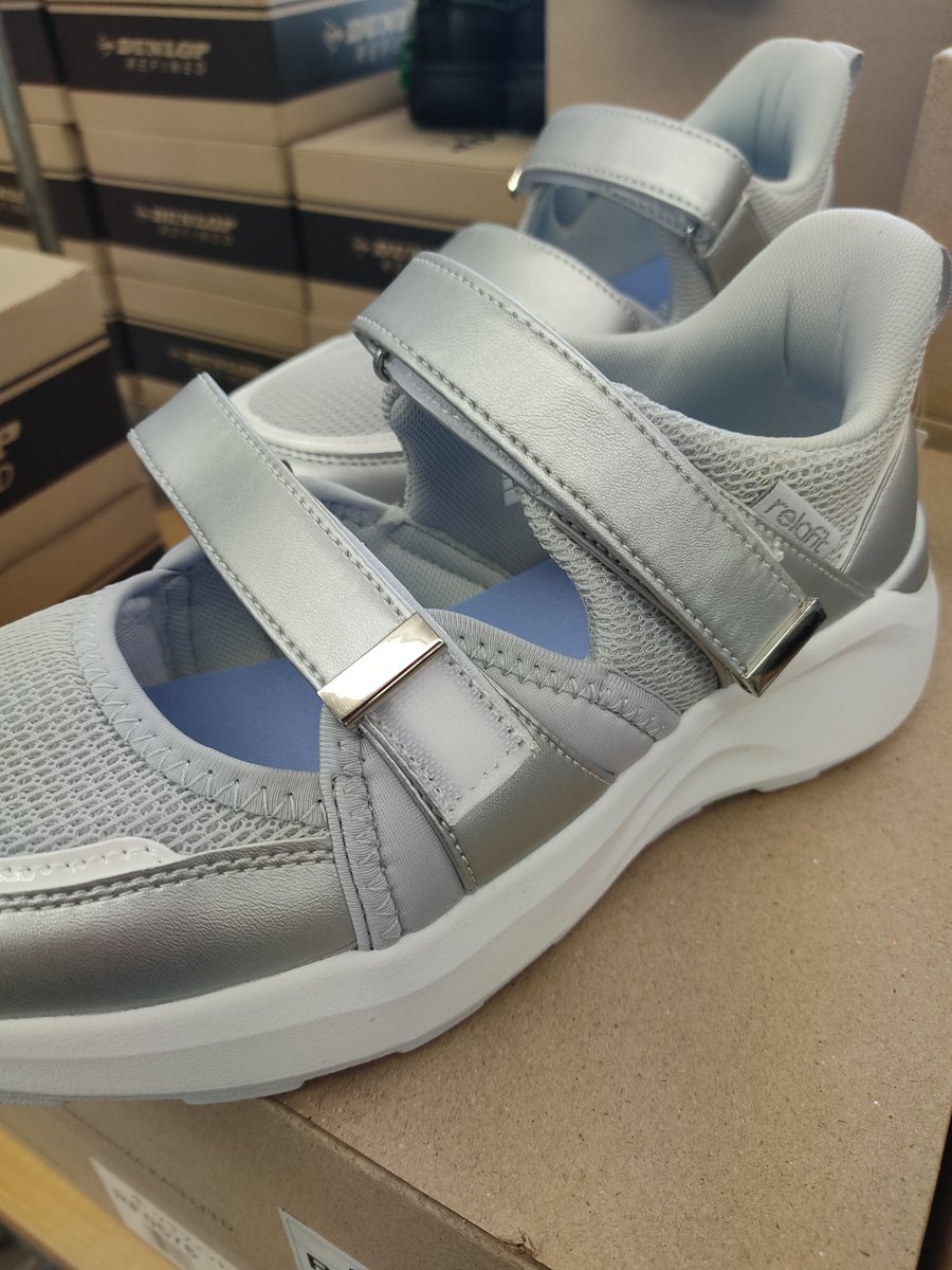 ShoesHidaka's tweet photo. 皆様、おはようございまシューーズ👟です✨️
本日晴れ☀️たまには曇り空☁も欲しいですね💦
相変わらず、サンダルラッシュですが先月頭でメーカー在庫も終わりいい商品も少なくなってます😅
お盆までサンダル在庫もつかなぁ🤔
本日も沢山のご来店お待ちしております🙇 https://t.co/5LJlMjHslR