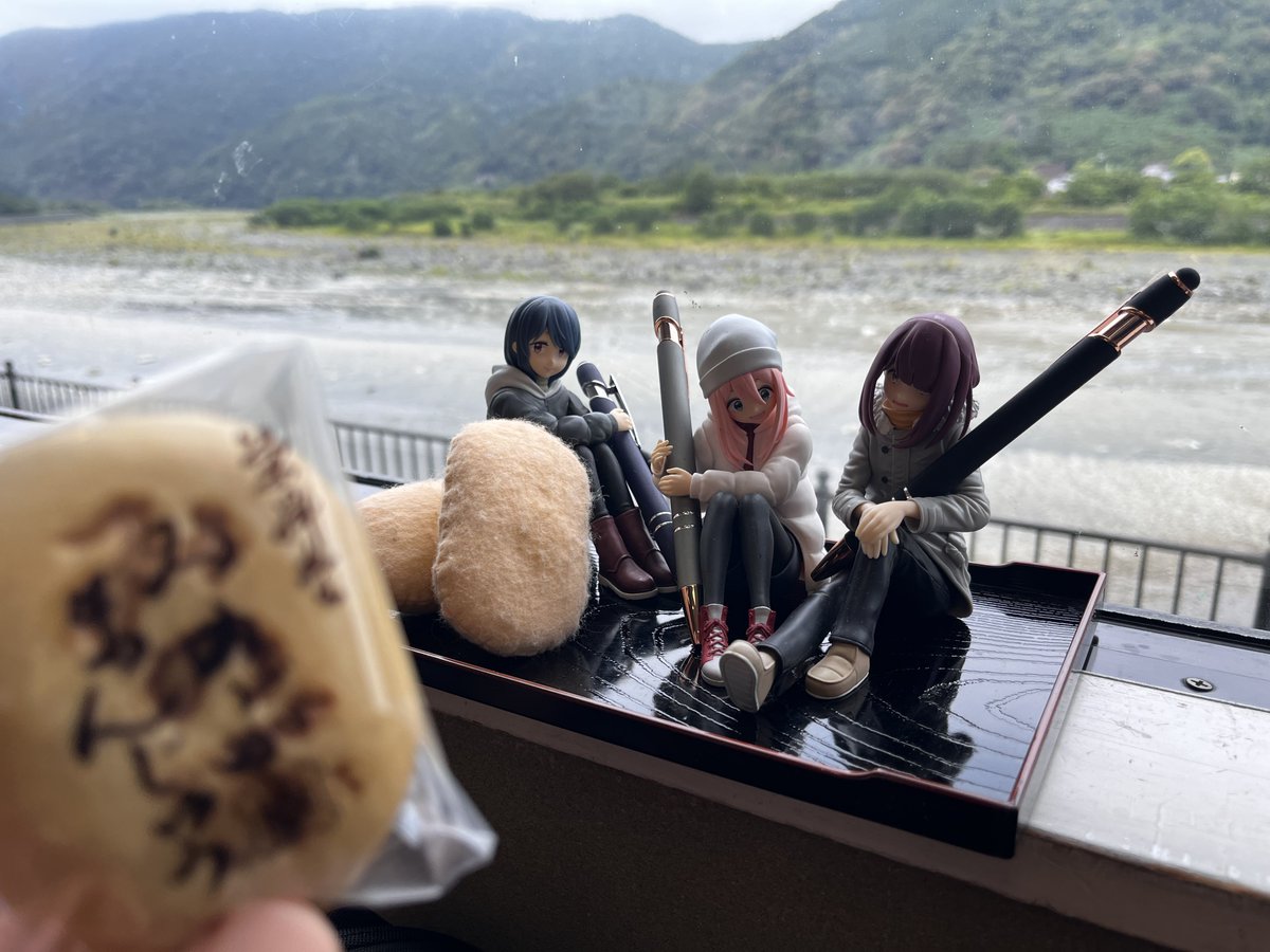 yuru_minoblog's tweet photo. おやつを買いに栄昇堂へ…！🤤
富士川を背景に3人娘とも1枚🥰 https://t.co/YKeJlGh8ct