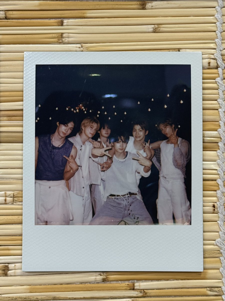 chumychuni's tweet photo. SODA SODA MV 폴라로이드 #투어스 #TWS https://t.co/OnQxghFJJA