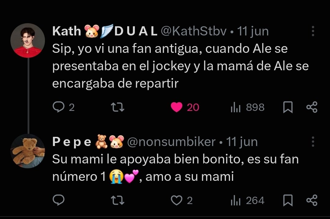 nonsumbiker's tweet photo. Su mami es su fan número 1 desde que se enteró de su existencia 😭

Una fan dijo que la mami repartía las camisetas de Pringao 💕. 

Que linda mami que lo apoyaba en su carrera 💕

#alejandroaramburu https://t.co/sK1xiTkOZ0