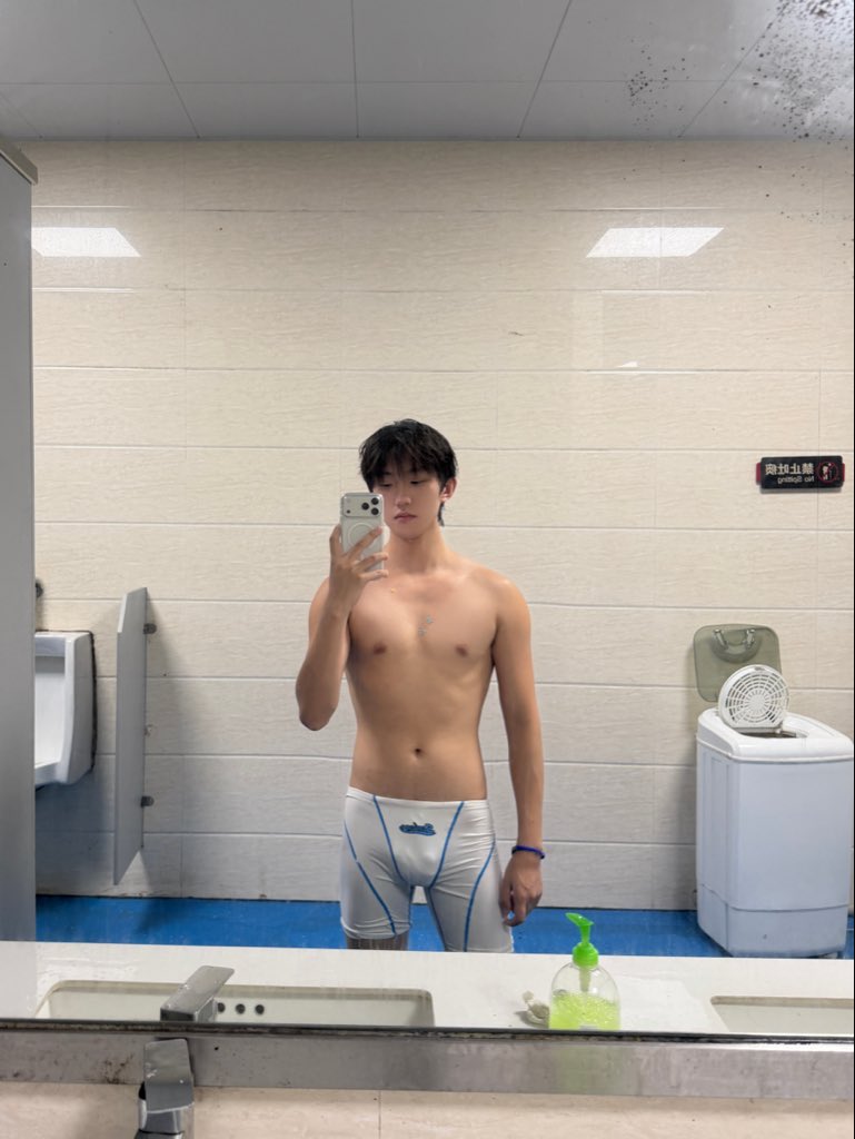 NE_SKYYY's tweet photo. 水泳専攻のトレーニング日常 https://t.co/H33Kmjgemb