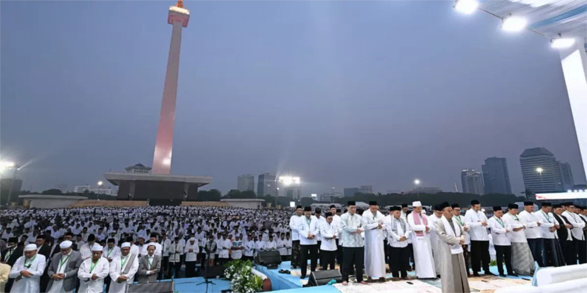 OxByebye's tweet photo. Zikir dan doa bersama menjadi momentum memperkuat harapan untuk Indonesia yang semakin maju. Pesan Menag mengajak kita tetap bersatu. #BersyukurKemerdekaan #DoaZikirMonas #BangkitDalamHarapan #IndonesiaPadaJalurTepat https://t.co/MSsVpyXOGp