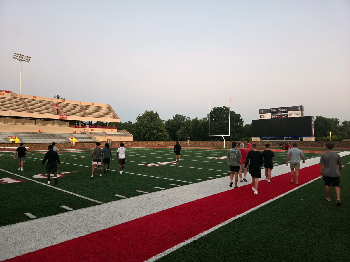 _CoachNutt's tweet photo. Players turn to pray for the same things!

Tomorrow - practice 1

#OwnIt https://t.co/UgWMKSP3N7