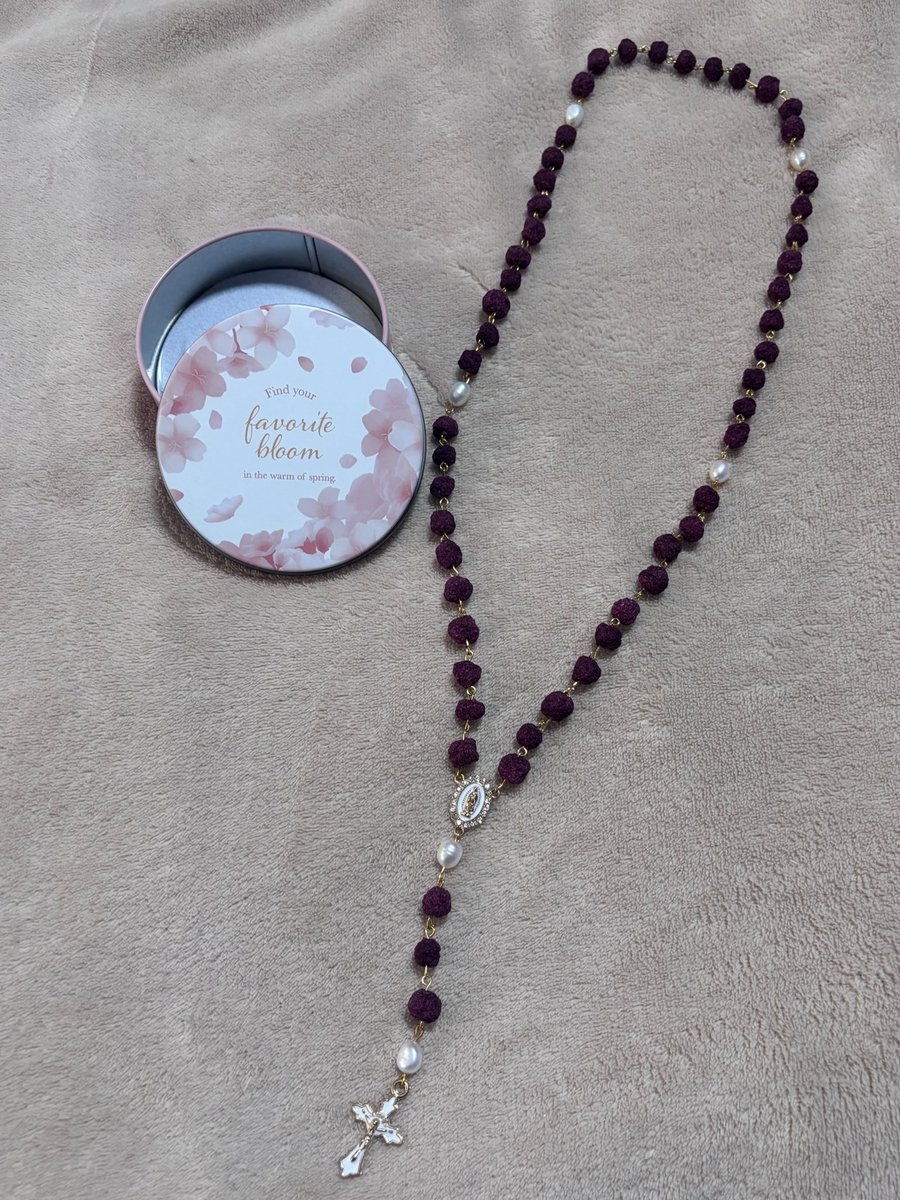 palmerdebra's tweet photo. #Rosary
#GiftOfFaith
#HandmadeWithLove
#CatholicLife
#BlessedBeyondWords https://t.co/jITK4ewZ5l
