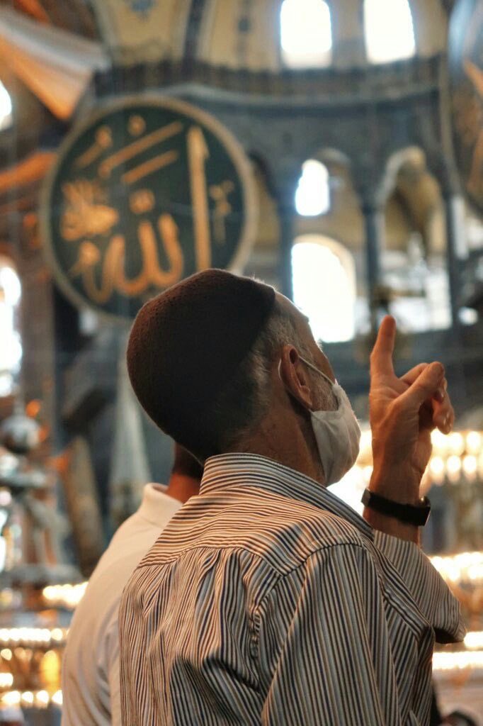 elqumh's tweet photo. فَـسَائلُ الناسِ متروكٌ لخيبتِهِ
وسائلُ اللّه لم يُحرَمْ مِنَ النِّعَمِ https://t.co/Yh4JZGrM8i
