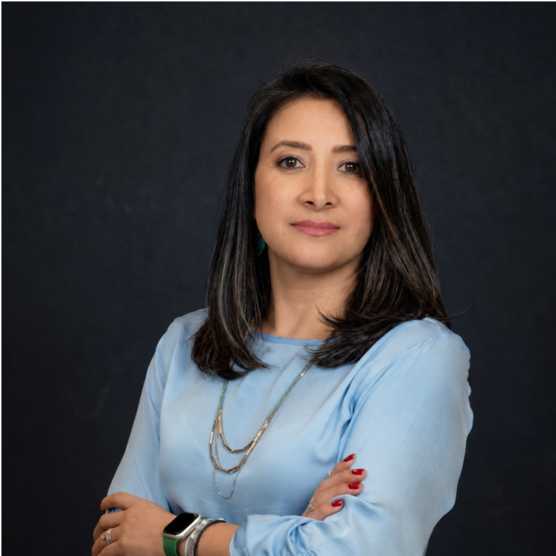 MauricioJaramil's tweet photo. El presidente electo @DELAESPRIELLAE anunció que la Claudia Benavides Salazar, PhD liderará @MincienciasCo.

Lo destacado, además de su buen perfil profesional: el presidente electo no la conocía; llegó porque ella se registró en su plataforma 'Caza Talentos', en la que se inscribieron cerca de 300.000 colombianos, y fue elegida por mérito tras una entrevista personal.

¿Quién es Claudia Benavides? 
• Ph.D. en Competitividad Empresarial y Territorial, Innovación y Sostenibilidad (Universidad de Deusto).
• Ingeniera Industrial (U. Nacional) y Magíster en Creatividad e Innovación en las Organizaciones.
• Más 20 años liderando proyectos de innovación y emprendimiento de base tecnológica en Colombia.
• Directora Ejecutiva de Incubar Manizales desde 2001.
• Docente universitaria en Facultad de Ingeniería de la U. de Caldas y en la U. Autónoma de Manizales.
• Formación internacional en Cambridge, MIT, Babson College, Singularity University y Berkeley • Enfoque en ecosistemas de emprendimiento, mujeres en tech y economía plateada

🔗 Anuncio oficial: https://t.co/QXWu5Z5qHD