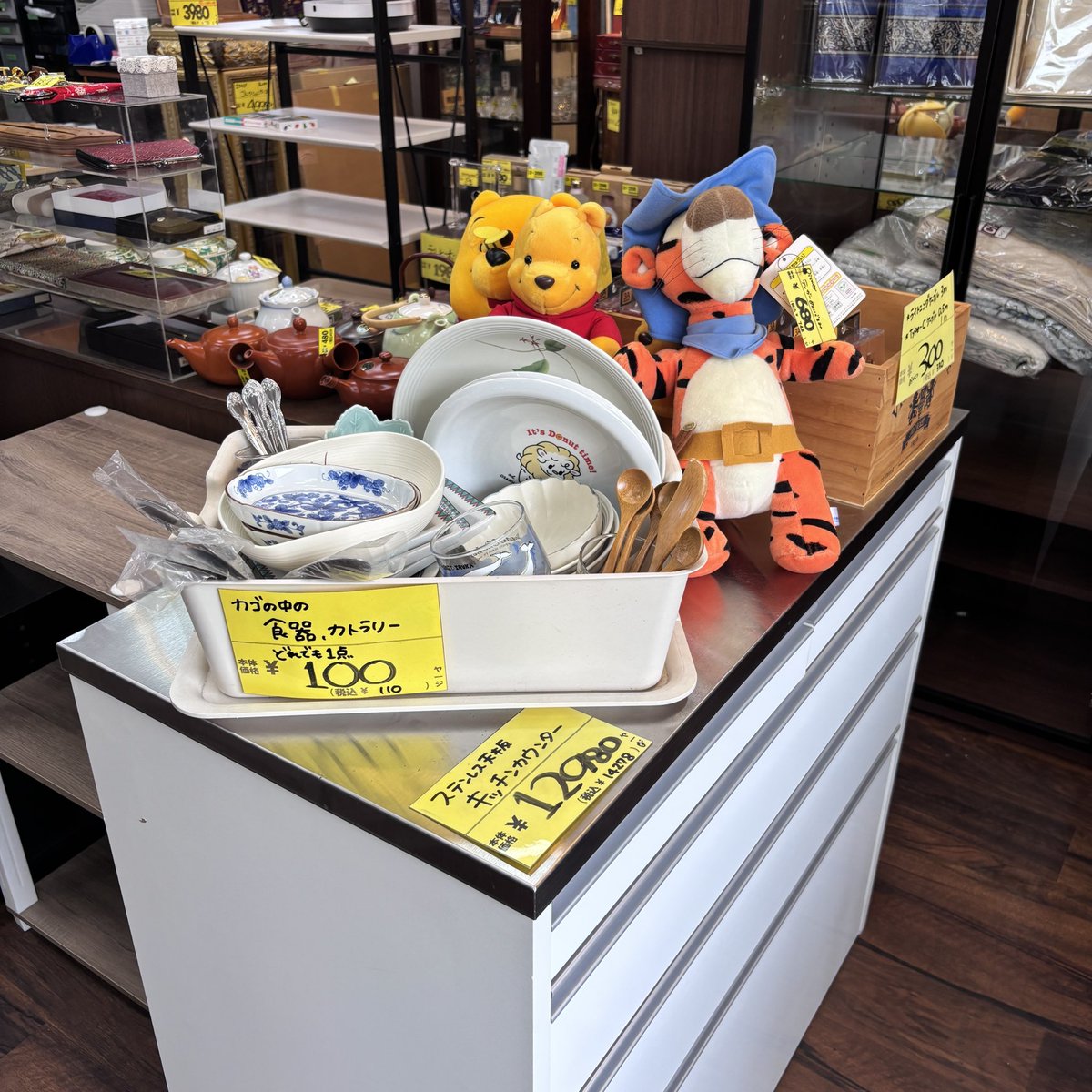 kaitoriGO's tweet photo. 今日は、昨日までとは打って変わって、涼しい1日になりそうです🎐

お店には雑貨や小物がたくさん置いてあります！
ぜひお店でご覧になってください👀

ジモティーもぜひご覧くださいね💞

【営業時間】10:00～19:00
【駐車場】〇
#さいたま市
#さいたま市桜区
#埼玉
#リサイクルショップ https://t.co/FRPl7i6yRy