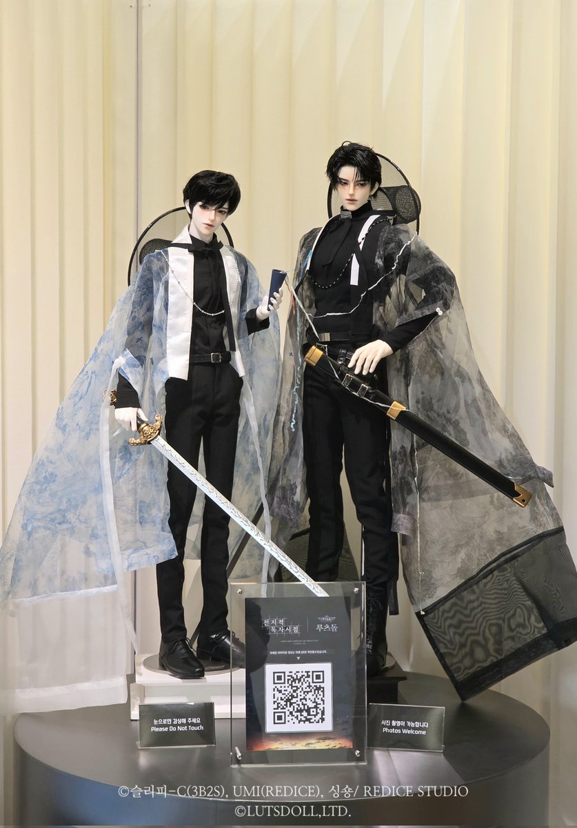 LUTSCOREA's tweet photo. HAPPY BIRTHDAY 유중혁🥳‼️
굿즈모먼트 (@Goods_moment)에서 진행되는《전지적 독자 시점》 오피셜 팝업 스토어 & 콜라보 카페 〈한여름의 유람〉 3F 홍보관에서 깜짝 이벤트를 진행하고 있습니다! 
중혁이의 생일인 오늘, 단 하루만 만나보실 수 있는 특별한 모습을 즐겨주세요🎂❣️

#굿즈모먼트 #전지적독자시점 #전독시 #LUTSDOLL #BJD #구체관절인형 #유중혁_생일축하해