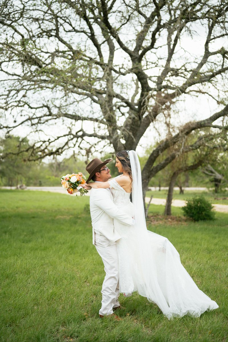 covenantpicture's tweet photo. Love is choosing each other every day, quietly and without hesitation. In the end, it's those small moments that hold the most weight.

#HoustonWeddings #AustinLove #SanAntonioBride #covenantpictures https://t.co/WfrsOwLQJC