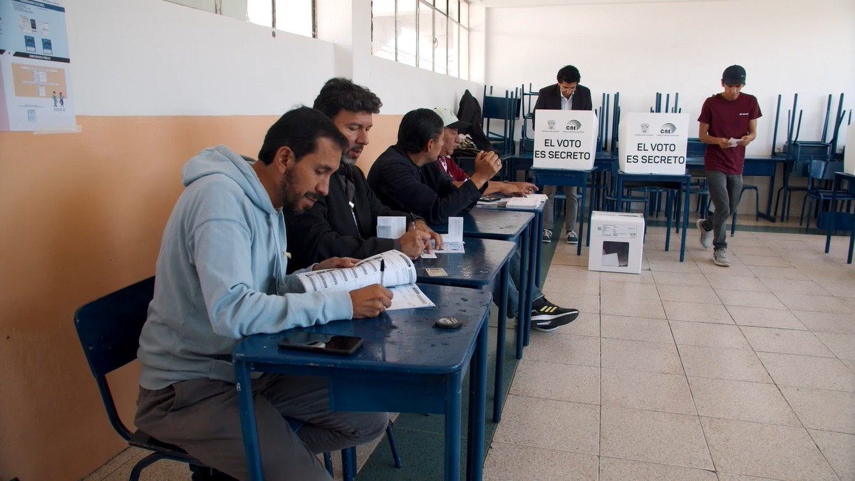 cnegobec's tweet photo. #InformaciónOficialCNE 🇪🇨

✅En el marco de las #Elecciones2027Ec, los partidos y movimientos políticos legalmente habilitados podrán realizar la #InscripciónCandidaturasEc, conforme a lo establecido en la normativa electoral vigente. 🧑🏻‍💻

#TuVotoTuDecisión 🗳️
 
Sigue en vivo la cadena nacional. 🔗⬇️

https://t.co/FornsgIayy