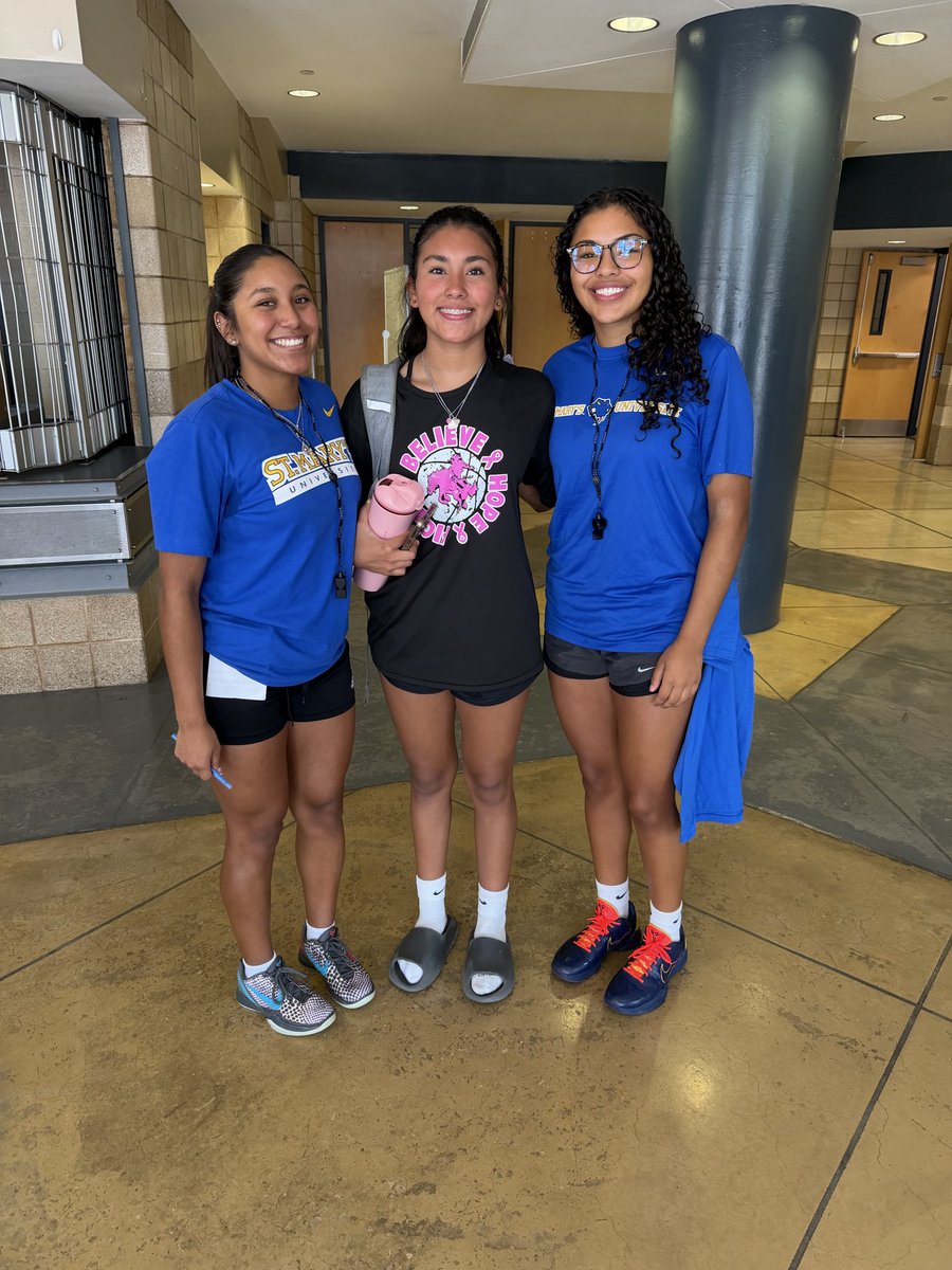 hoops_bella4's tweet photo. Had fun today at the @StMUwbb camp. Was able to play in front of my sister @AaliyahMancha4 and my basketball sister @Rosie_Pastrano . https://t.co/3C4G8FeXjQ