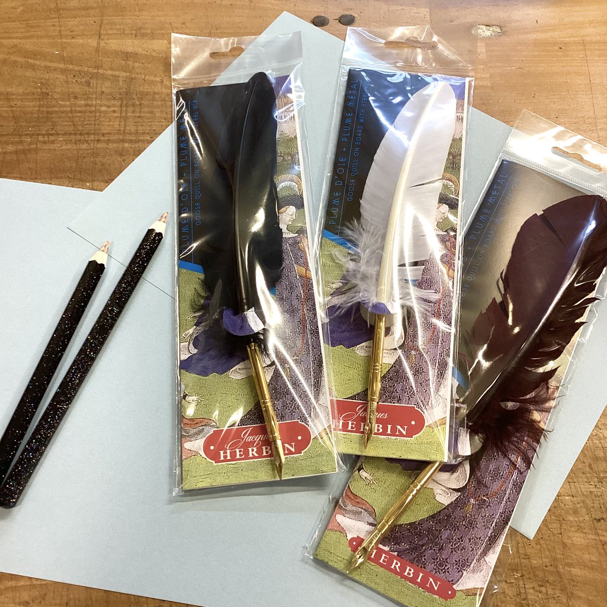 u_arts's tweet photo. 【商品紹介】
ユーアーツには子供心くすぐられるような商品もご用意しております✨
虹色が描けるKOH-I-NOOR HARDTMUTH の
MAGIC ペンや、HERBINの羽ペン等をご用意しております🪶
MAGICペンは種類も増え、多数ご用意しております🌈
#koh_i_noor_hardtmuth #herbin #u_arts #magicpen #羽ペン https://t.co/kcoLRQpg6J