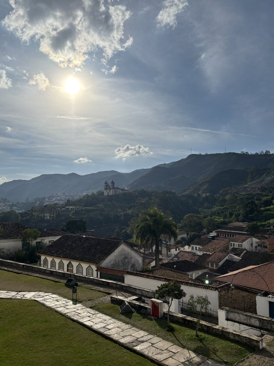 chagassyz's tweet photo. Eu reclamo de Ouro Preto todo dia por causa dos morros e da UFOP… mas não consigo negar que a cidade é bonita demais https://t.co/vYQsgKeoCo
