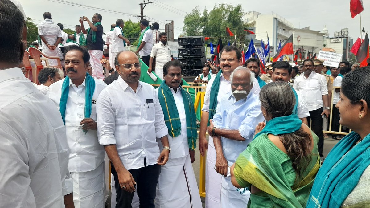 avudaiyoonus's tweet photo. களத்தில் எதிர்க்கட்சி தலைவர் உதயநிதி ஸ்டாலின் 🔥
#விவசாயவிரோதிவிஜய் https://t.co/Va1ua5FPON