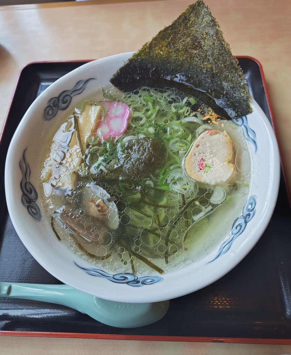 Shiretoko_DH's tweet photo. 📍本日も周辺の観光情報をご紹介します😊

知床峠を越えた先にある羅臼町は、昆布の名産地として知られています✨

羅臼町の道の駅には、昆布の魅力を味わえる食堂があり、おすすめは「昆布ラーメン」🍜

昆布が練り込まれた麺は鮮やかな緑色で、昆布の旨味が溶け込んだあっさりとしたスープとの相性も抜群です😊

もう一つのおすすめは「黒はも丼」✨
見た目はうなぎに似ていますが、食感や味わいはまた違った魅力があります。

知床へお越しの際は、ぜひ羅臼町にも足を延ばして、地元ならではの味覚を楽しんでみてはいかがでしょうか😊

#知床第一ホテル 
#羅臼町
#知床
#羅臼
#羅臼昆布
#昆布らーめん
#黒はも丼
