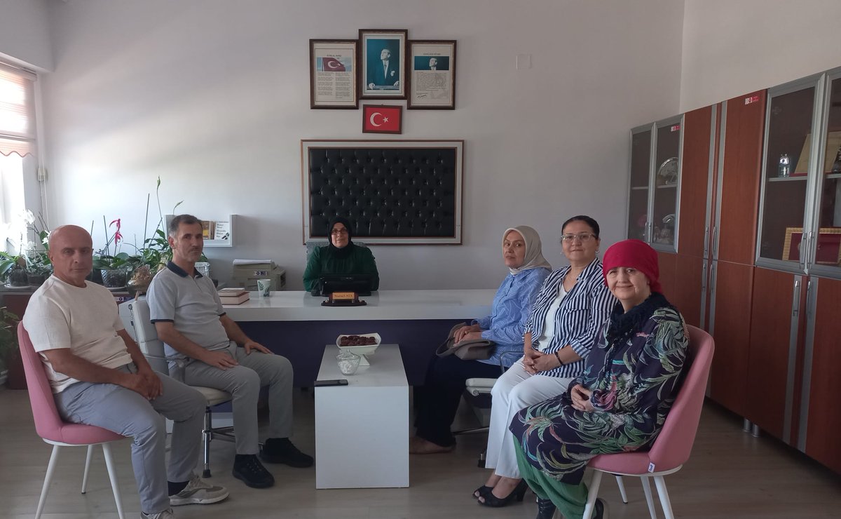 mersintded's tweet photo. HACI ZİYARETİ
Türkiye Dil ve Edebiyat Derneği Mersin şubesi olarak Yönetim Kurulu üyesi arkadaşımız Nursel Ata'yı hac dönüşü ziyaret ettik. 
@mustafaerimm @muharremkose33 https://t.co/g5KtGBw3yd